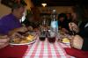 Si mangia in religioso silenzio...